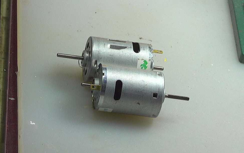 ▲ 图1.2 两个小型直流电机