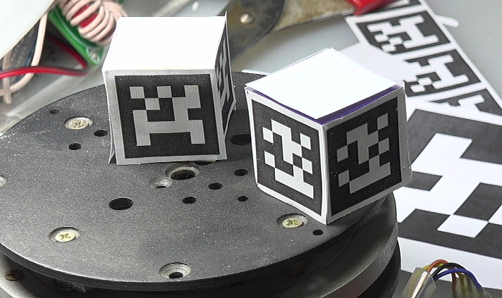 ▲ 图1.1.6 张贴在立方体四周的定位立方体