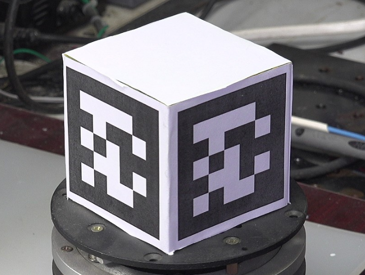 ▲ 图1.1 在Apriltag定位立方体两面的Apriltag