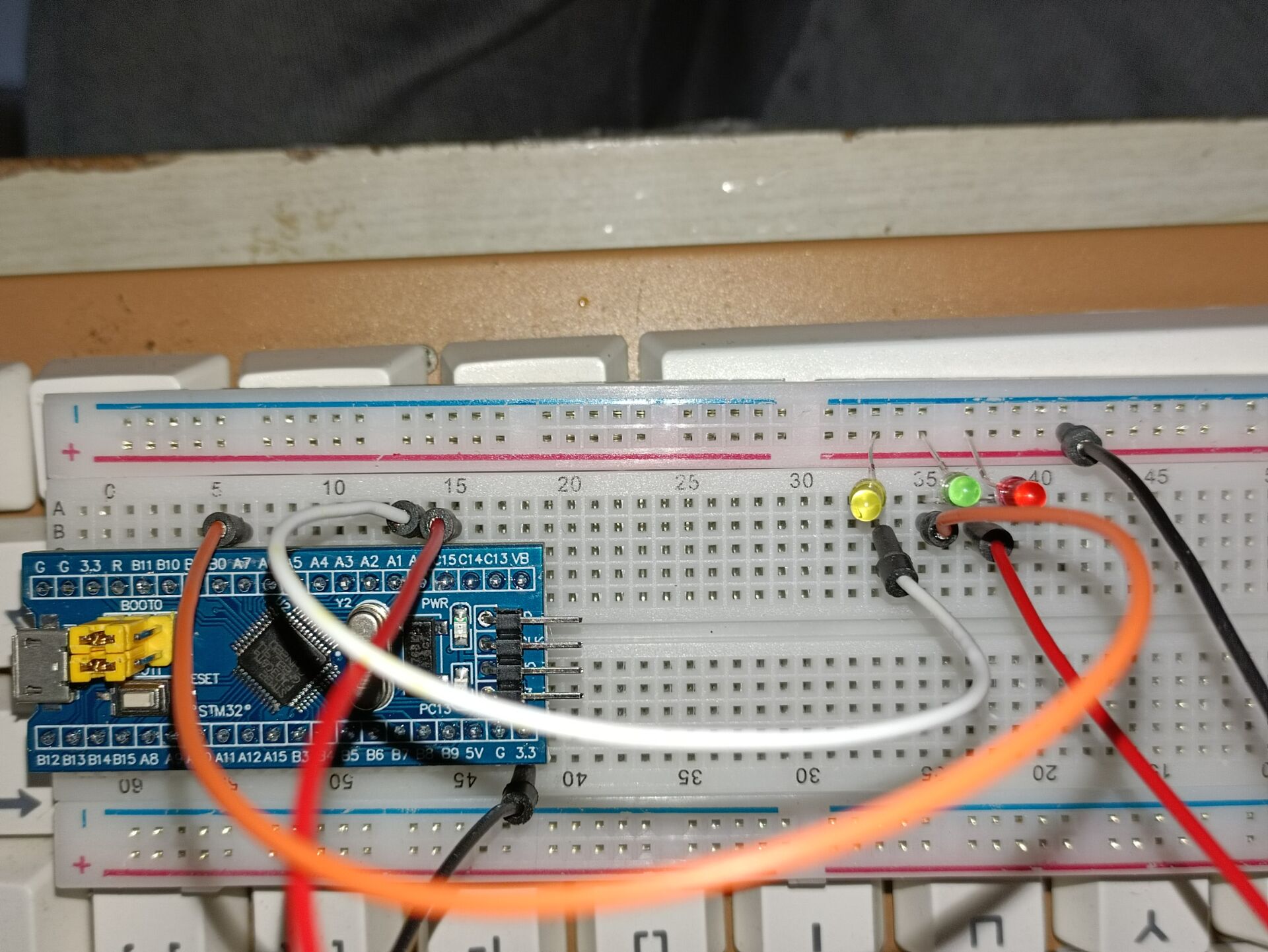 基于stm32f103用寄存器方式点亮led流水灯