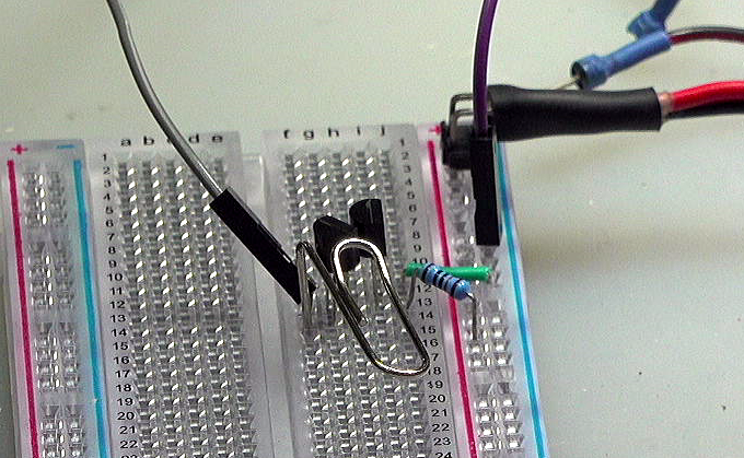 ▲ 图2.1.2 带面包板上搭建的触碰测试电路