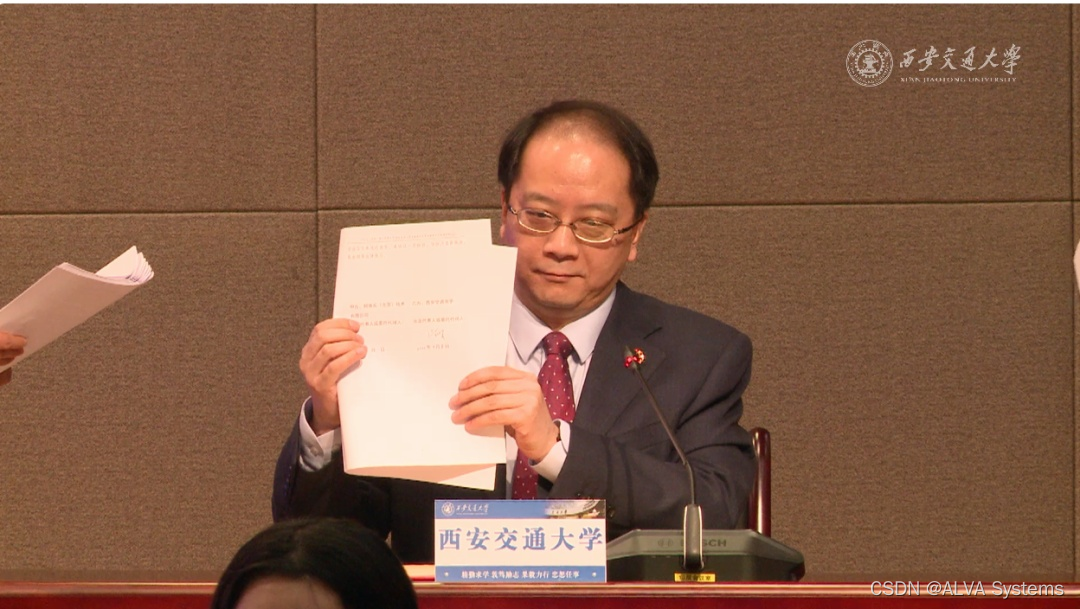 Vice President Chai Wei of Xi'an Jiaotong University showed the cooperation agreement