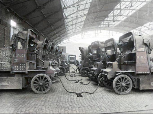 ▲ 图1.4.2 1917年伦敦圣潘克拉斯车站为电动火车充电