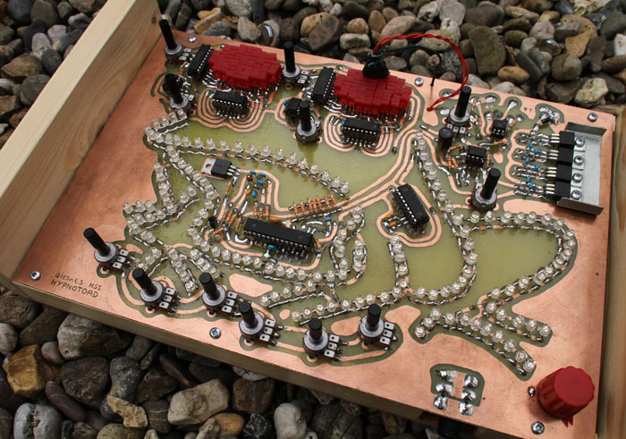 ▲ 图1.6 外形奇特的音频功率放大电路