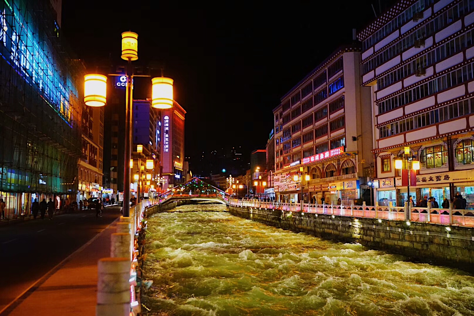 夜色中的折多河