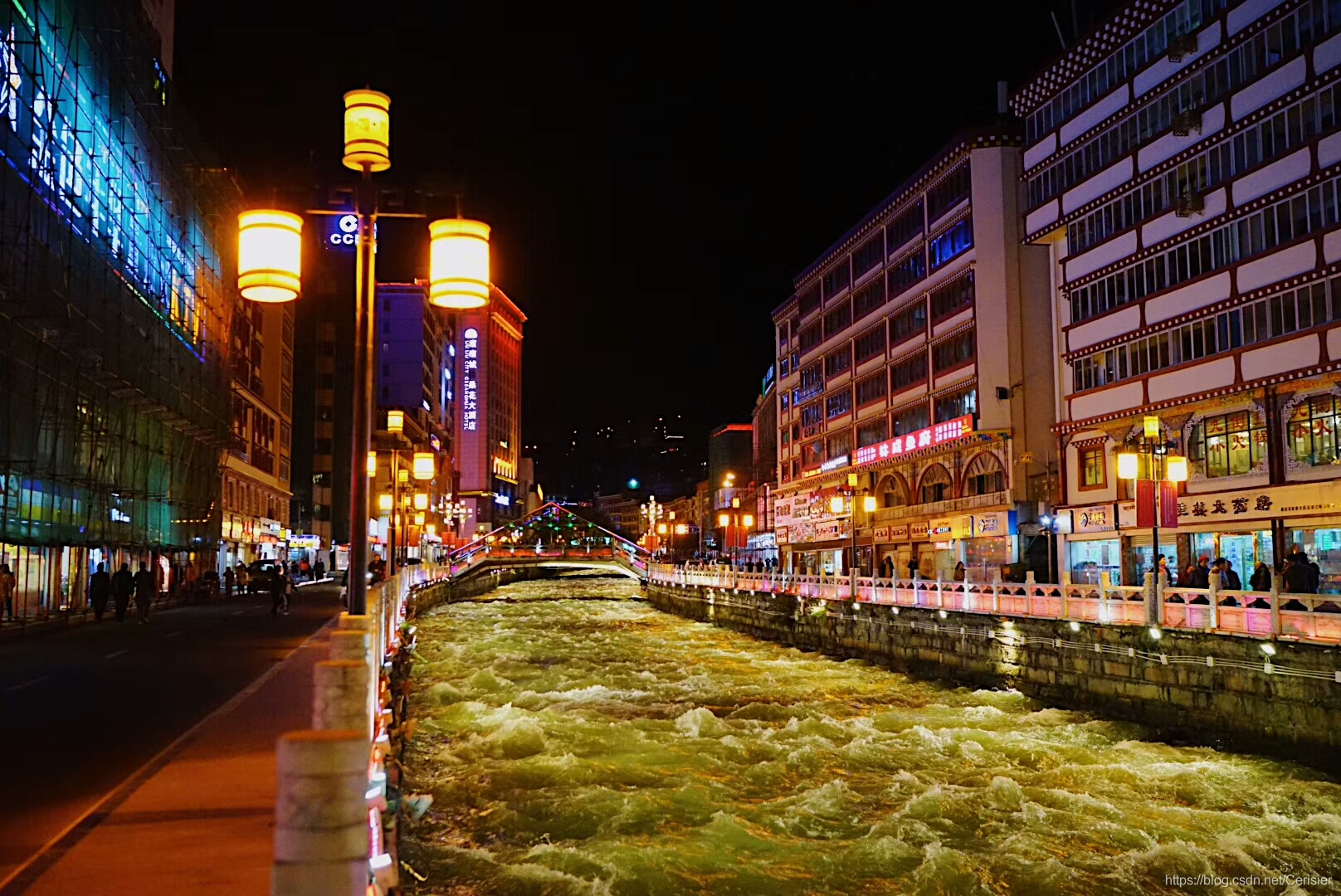 夜色中的折多河