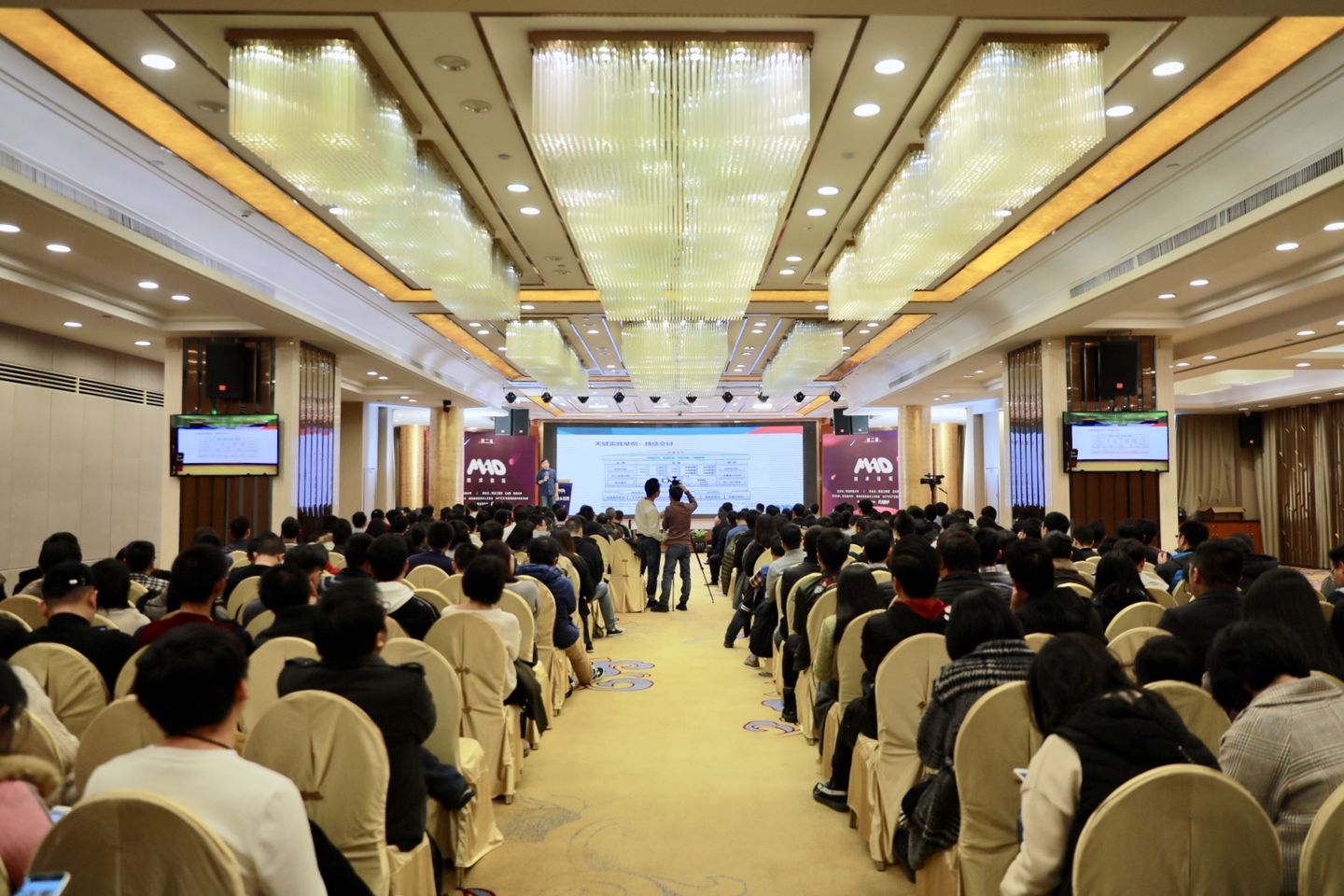 论坛现场,350余位技术人才共聚一堂
