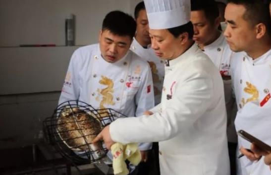 用祖传绝技烹饪烤鱼，他的店开业当天营业额就有几千元