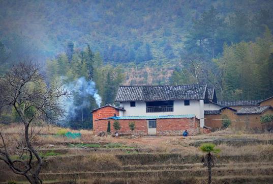 高中生下海創業，幾十年來他始終將家鄉的利益放在首位