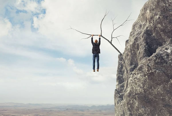 放弃只会被摔死,坚持着向上爬才是人生.