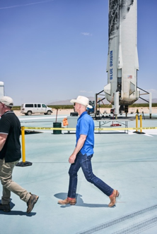 2018年，德州西部，蓝色起源发射控制中心，一身牛仔装扮的贝佐斯在视察他的“新牧羊人”火箭
