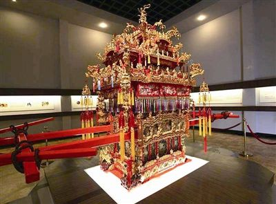 朱全来(聚成号老板,不计亏损)朱金漆木雕花轿,至少上万个工时(一个