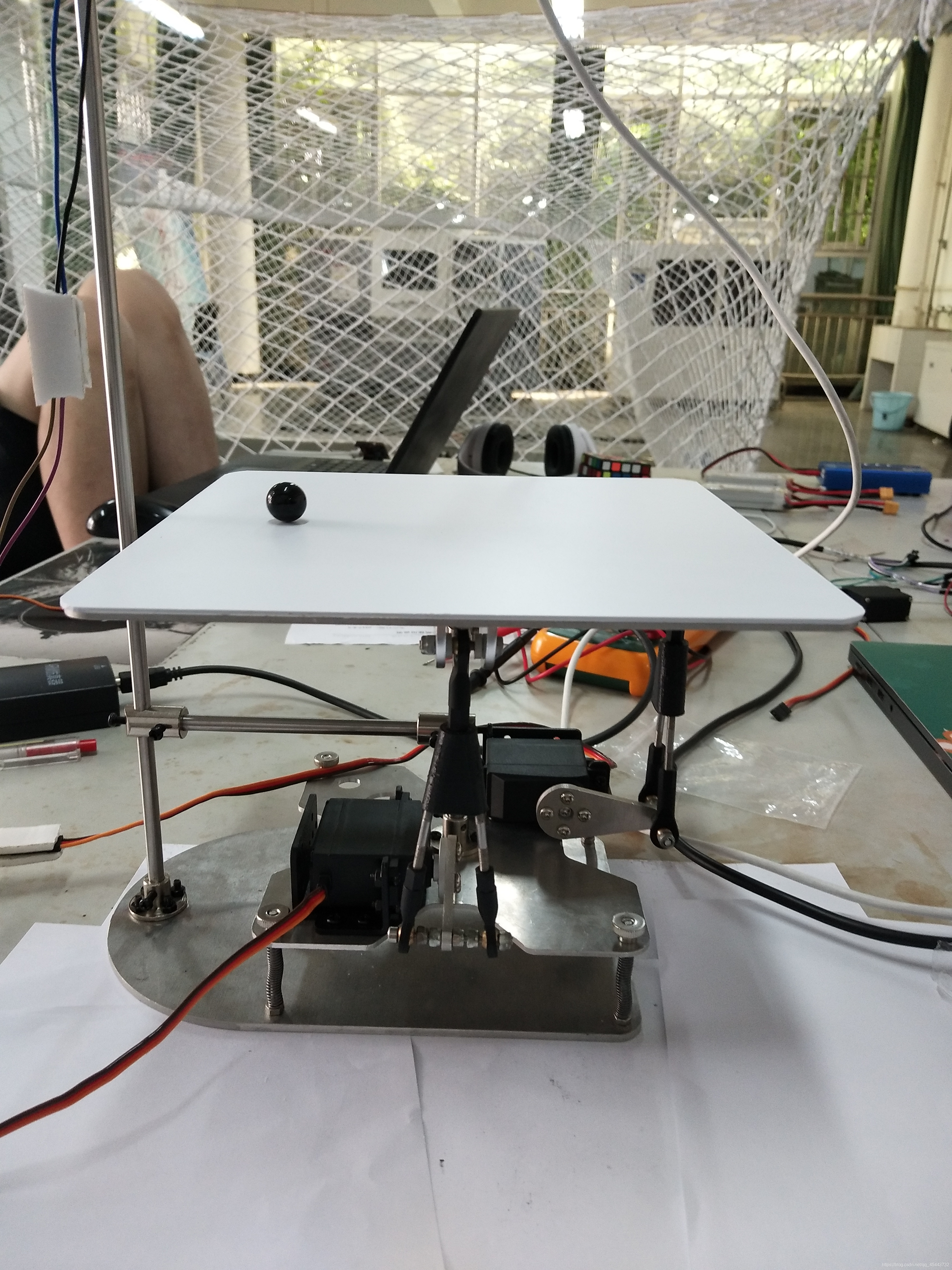 小球稳定在板上