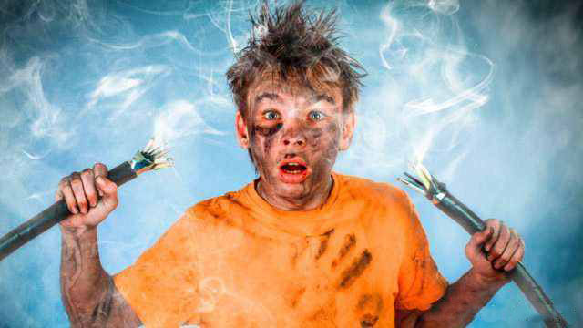 对于一些固定的电源,当人体触电时,应该用脚去用力蹬附近固定物体