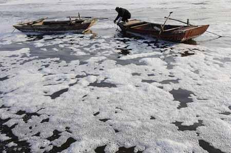 工业泡沫污染河流