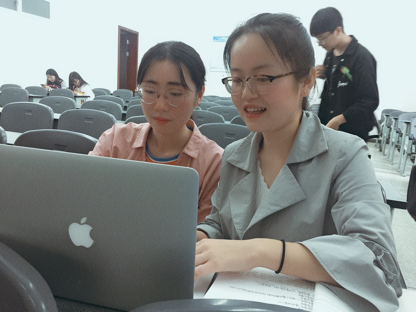 讨论的结对照片