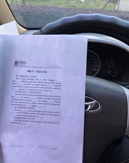 车里放英语作文模板，遇红灯或等人时就拿出来背