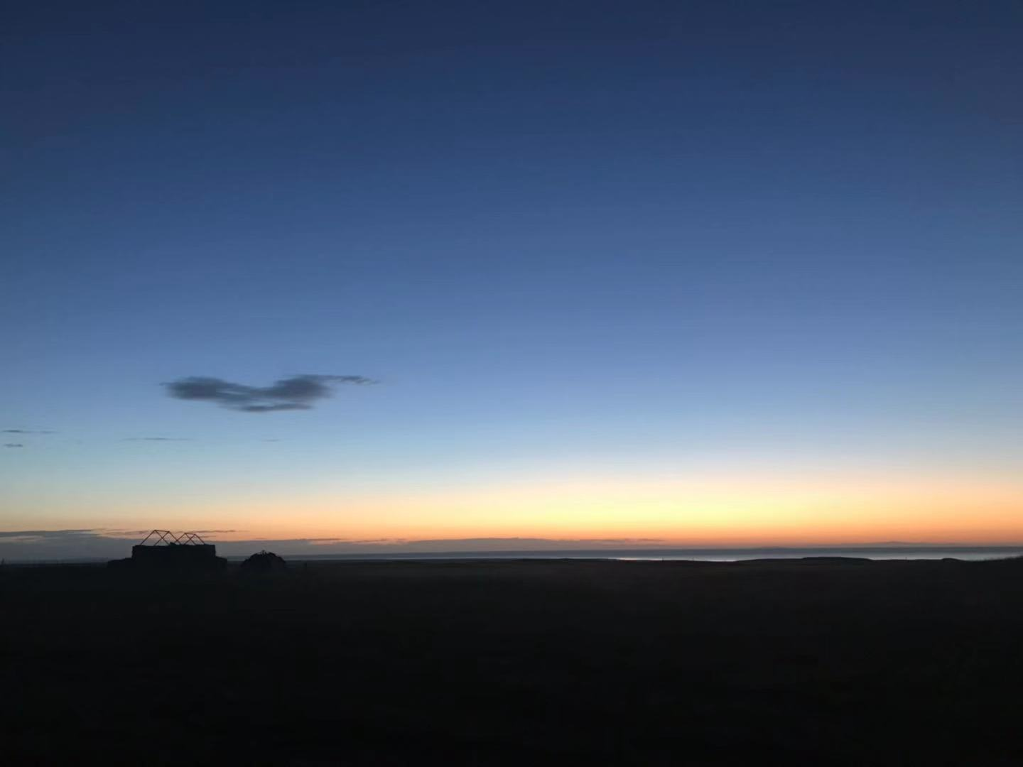 初升的太阳下的青海湖