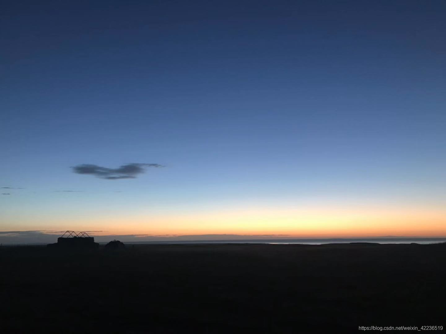 初升的太阳下的青海湖