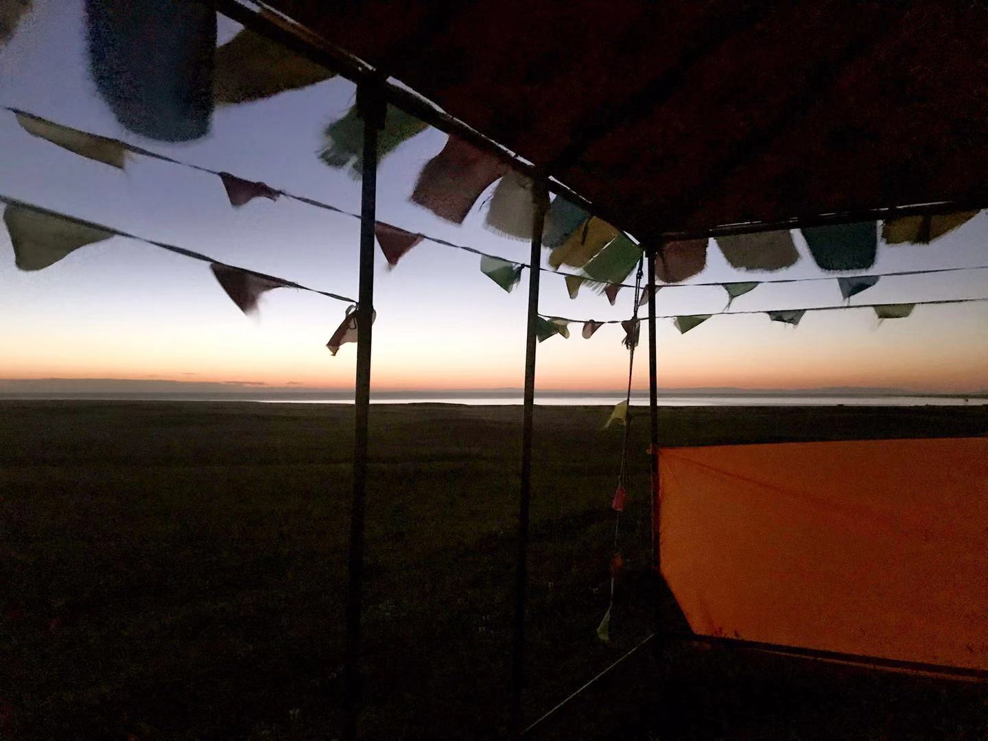 朝阳下的藏族斗篷