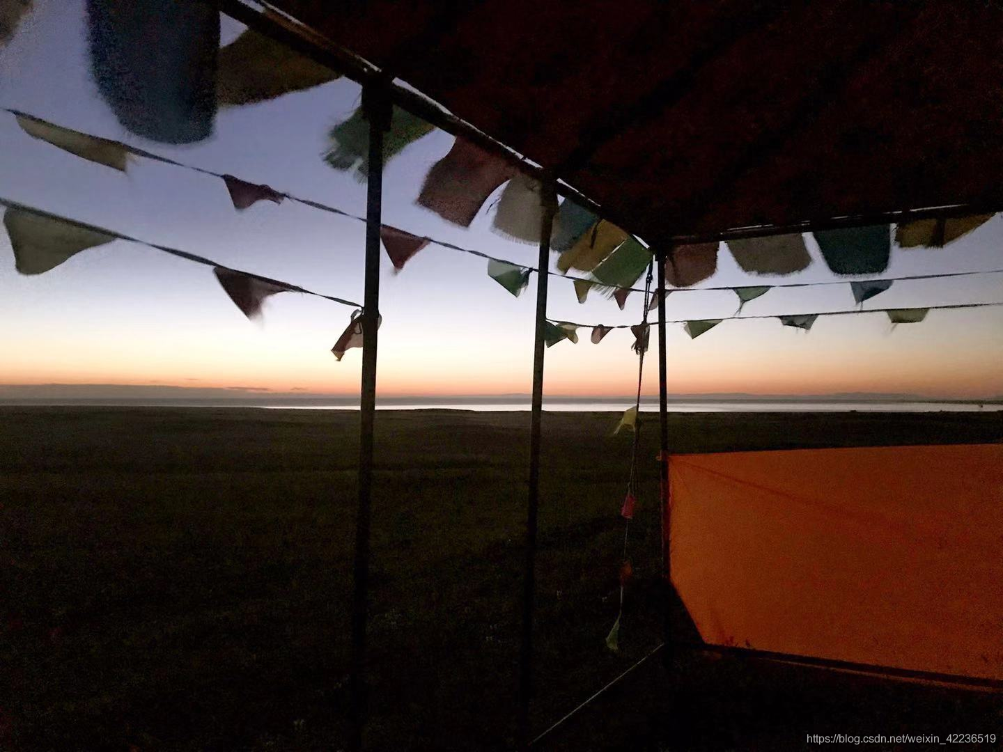 朝阳下的藏族斗篷