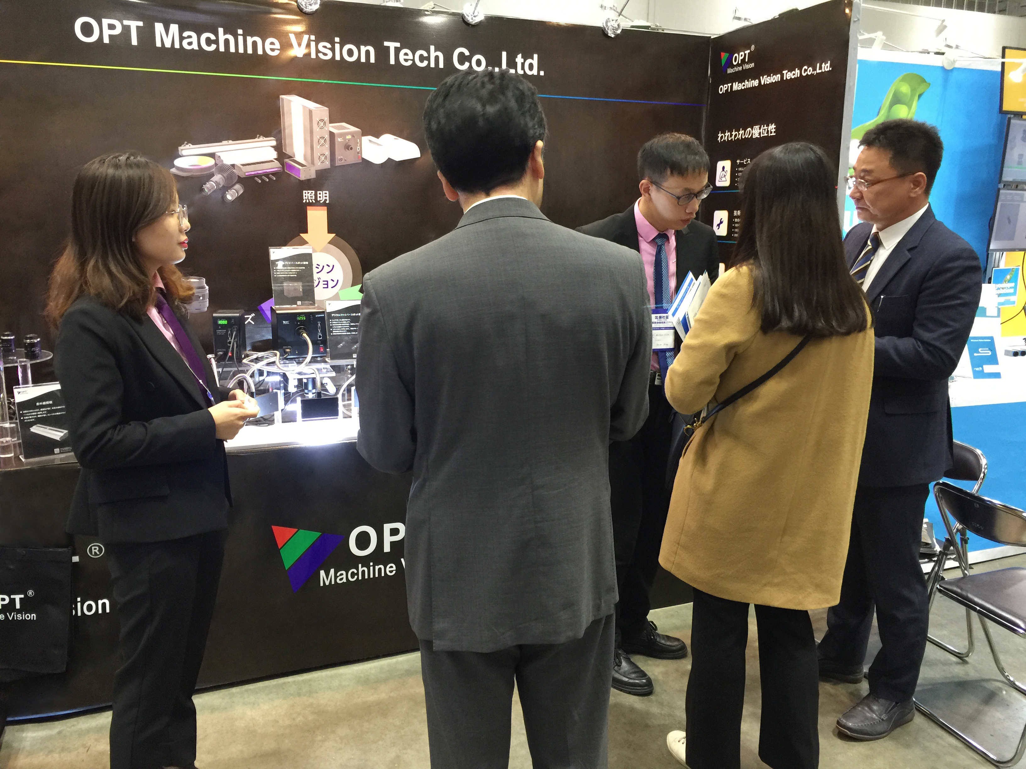 OPT人给客户耐心介绍产品优势