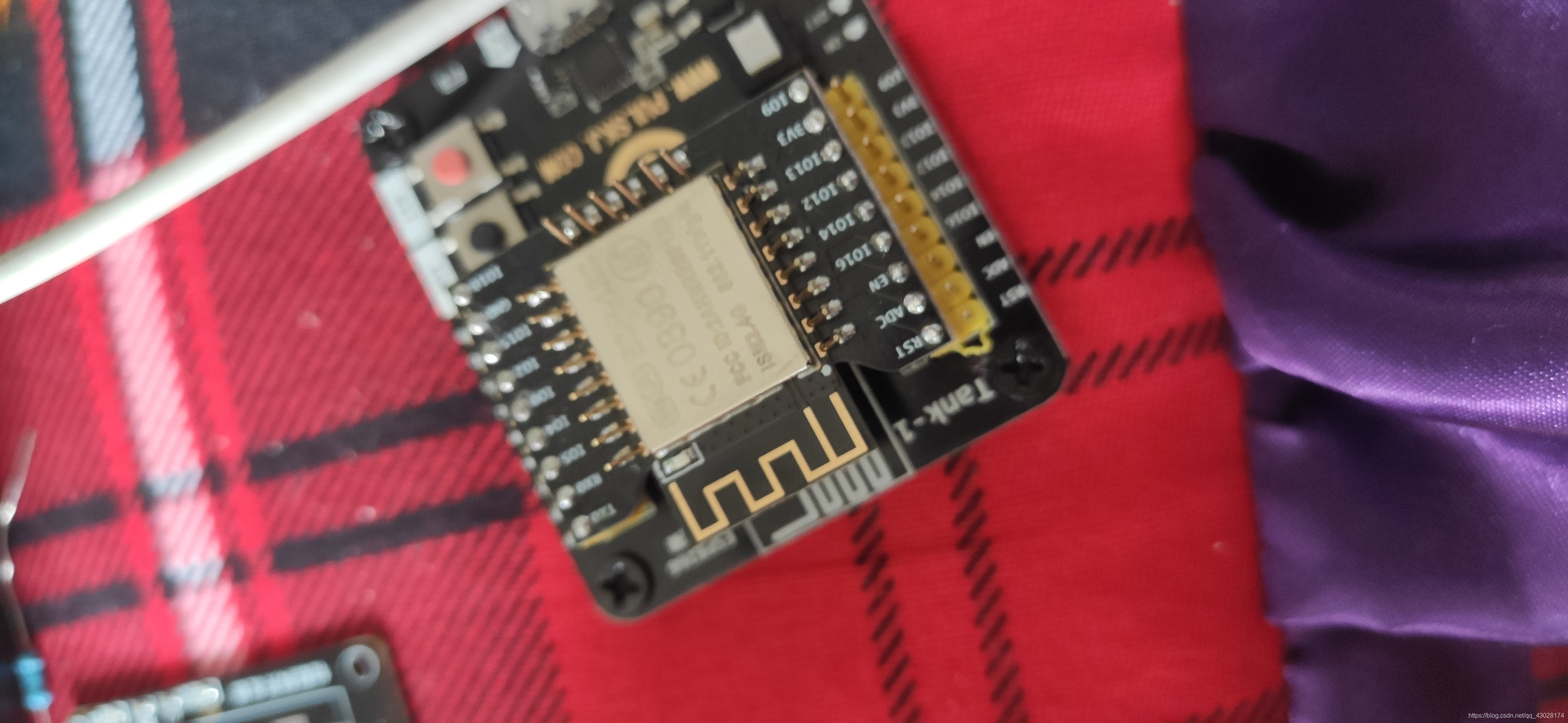 **esp8266-12s**（芯片直接上电即可工作，方便使用，体积较小方便放入插座内，我之前就因为没好好了解芯片的使用问题，买回来还得自己接外围电路，在家实属不方便）。