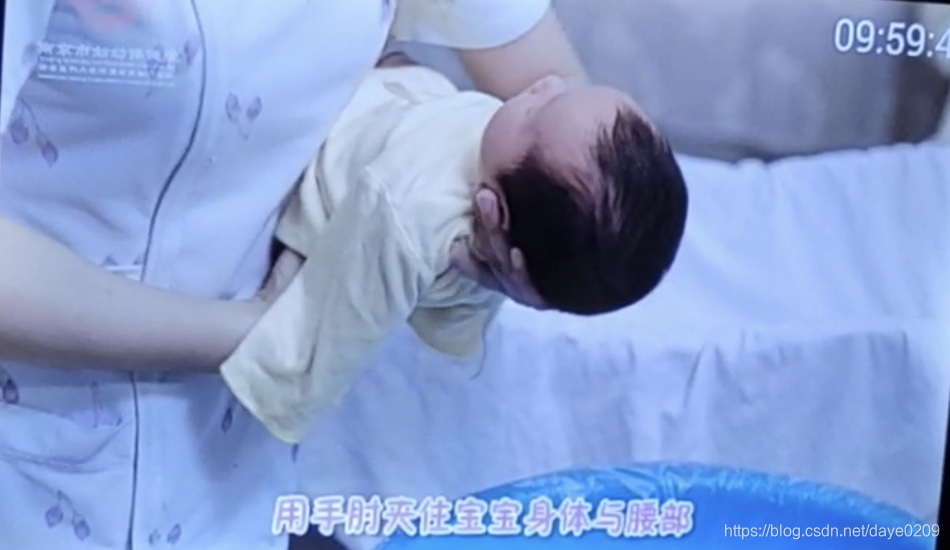 如何给新生儿洗澡详细步骤 watermark,type_ZmFuZ3poZW5naGVpdGk,shadow_10,text_aHR0cHM6Ly9ibG9nLmNzZG4ubmV0L2RheWUwMjA5,size_16,color_FFFFFF,t_70