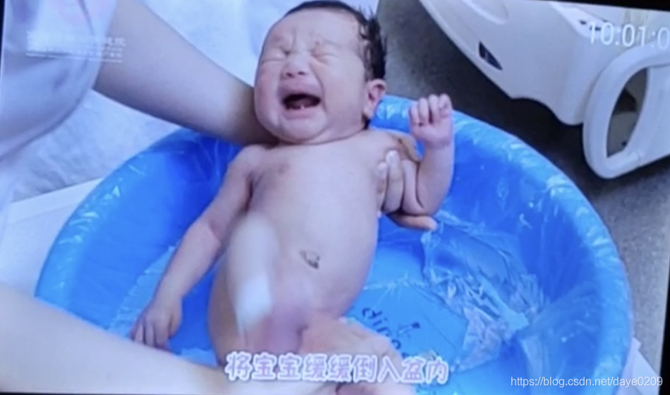 如何给新生儿洗澡详细步骤 watermark,type_ZmFuZ3poZW5naGVpdGk,shadow_10,text_aHR0cHM6Ly9ibG9nLmNzZG4ubmV0L2RheWUwMjA5,size_16,color_FFFFFF,t_70