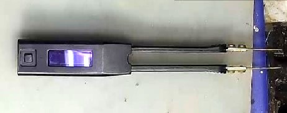 测量电容所使用的手持LCR表