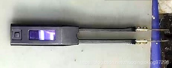 测量电容所使用的手持LCR表