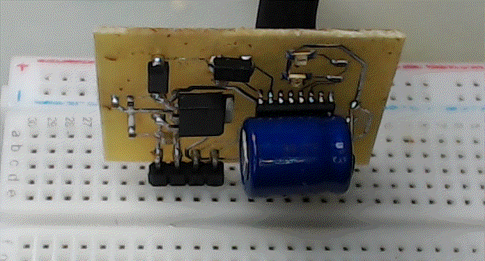 ▲ 实验电路板上电后的情况