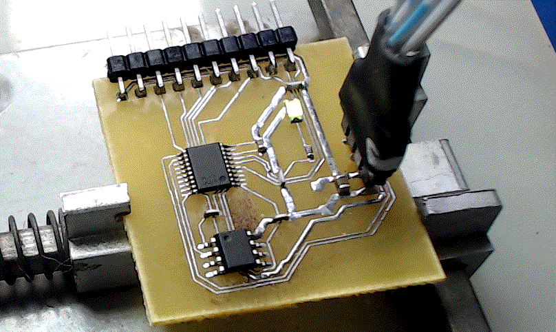 ▲ 通电进行调试