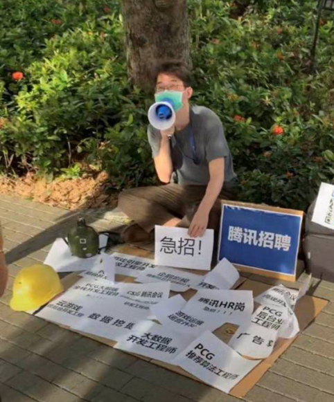 摆摊直播写代码？一起来看下地摊经济时代的新弄潮儿~每天一个Java小技巧，你学废了吗[狗头]-