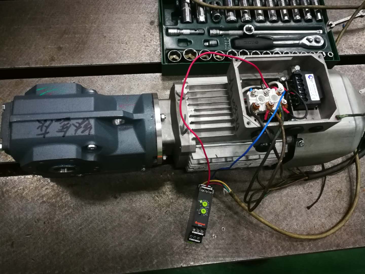 采纳电流继电器修正抱闸制动器延时