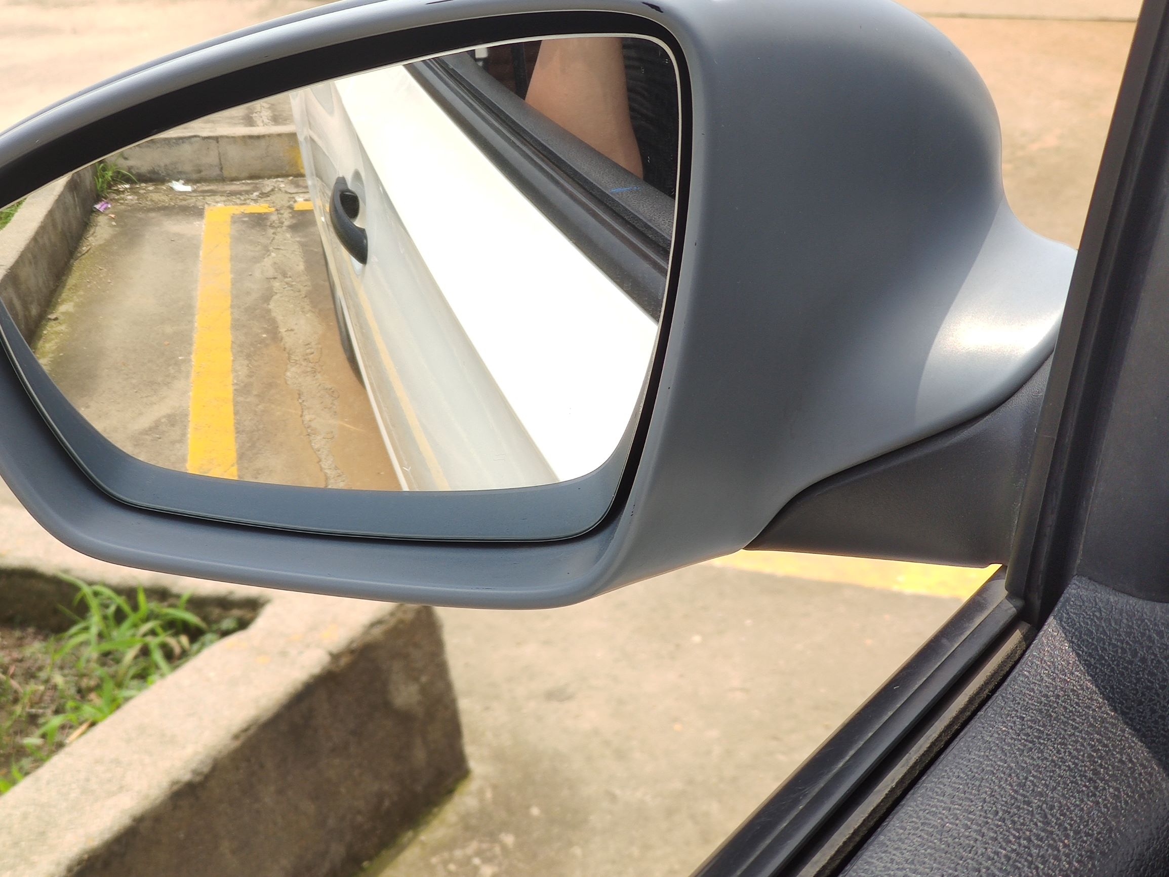 第一个点:左边后视镜距离白线 20–30厘米方向盘向右一圈半第二个点