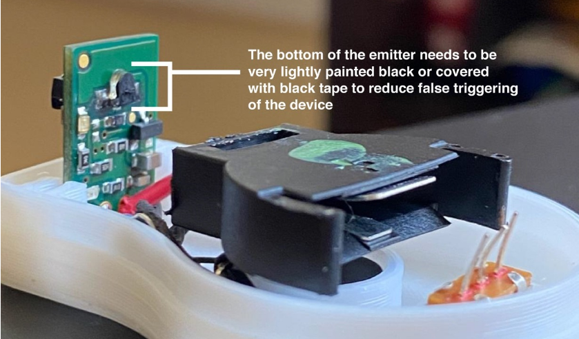 ▲ 对于红外发射管的底部使用黑胶带进行遮盖,放置对于红外传感器接收管的误触发