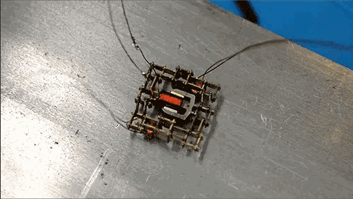 ▲ 电磁移动的小型机器人