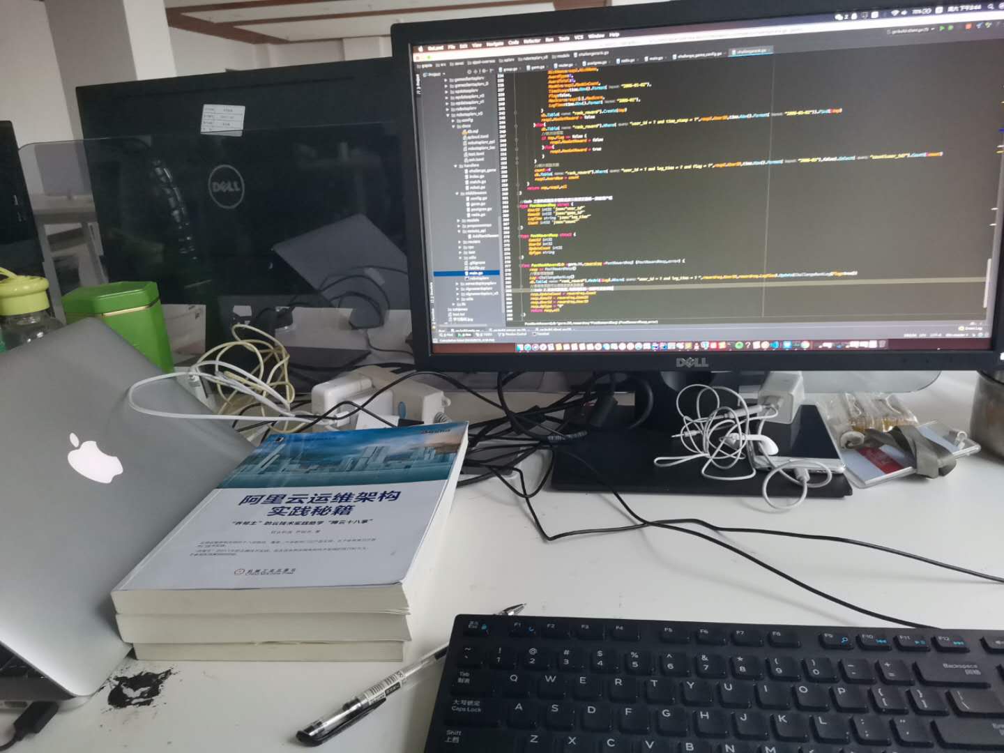 感觉身边的每个人都很优秀,这里放一张我的工位,哈哈哈,很程序员对吧