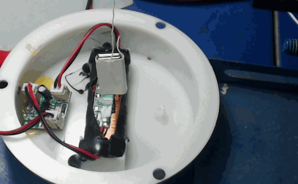 ▲ 电路从静止到启动，逐步推动悬吊磁铁摆动