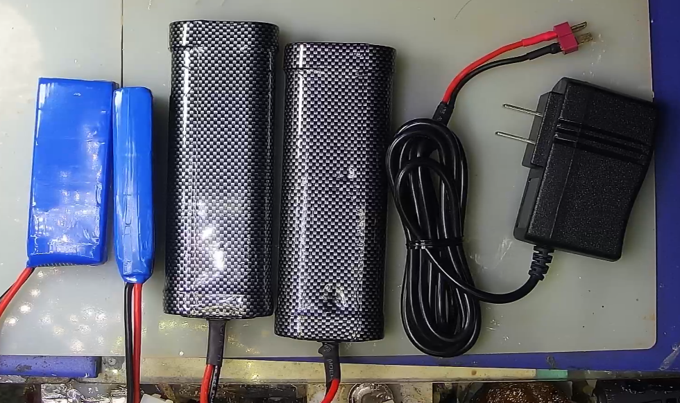 ▲ 两个锂电池（蓝色）两个镍氢电池（黑色）以及一个充电器