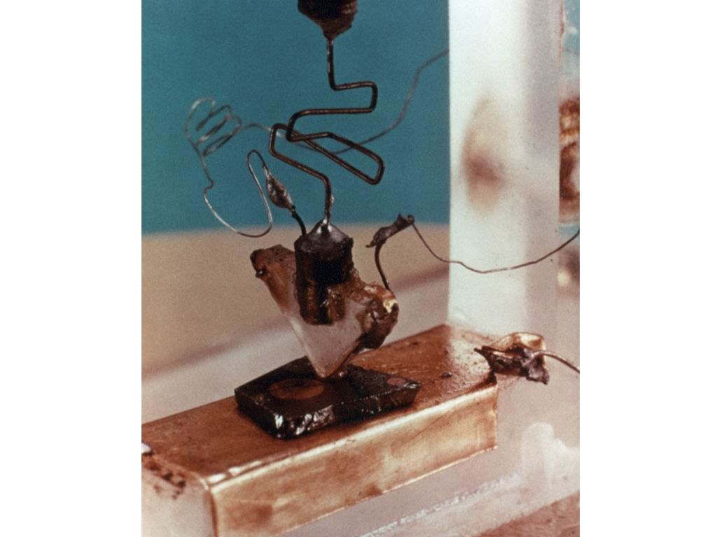 1947年发明的世界上第一只点接触型晶体管