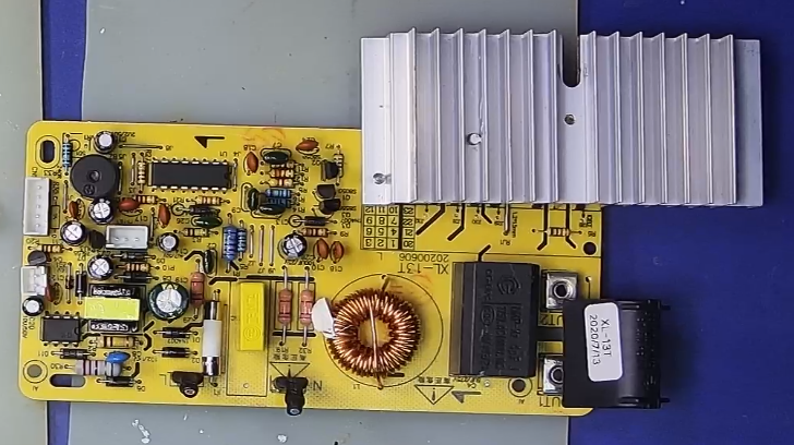 爱动电磁炉主板图片