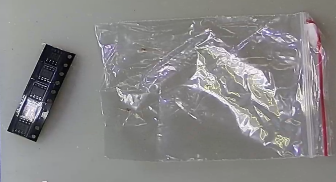 ▲ 寄送到的TLE2426芯片