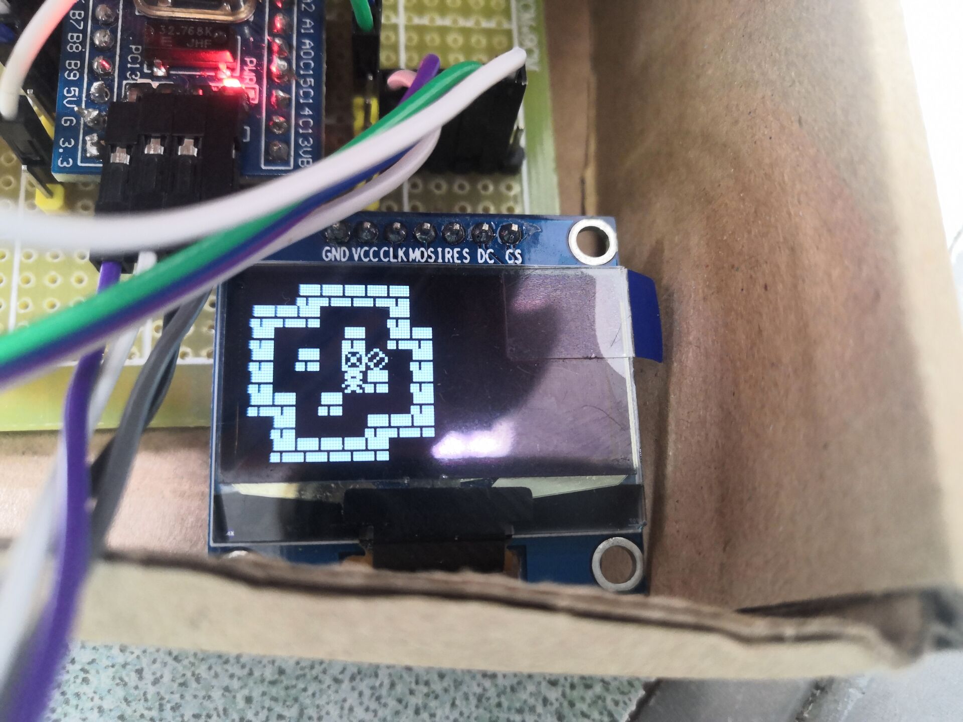 将箱子向上推一格