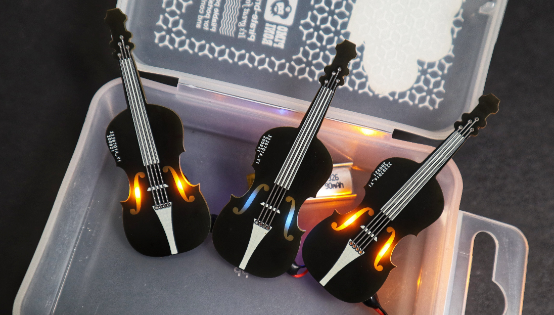 ▲ 装在塑料盒中的三把黑色迷你电子吉他