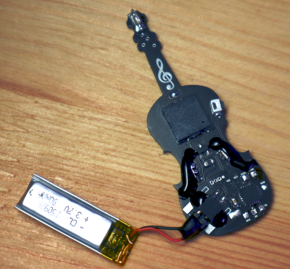 ▲ 小提琴的背面和锂电池