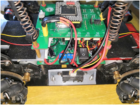 ▲ 图2.1.4 电池和电路板安装