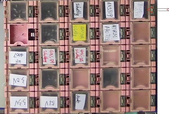 ▲ 器件存放的小盒子