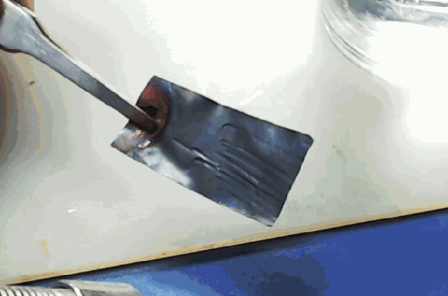 ▲ 使用喷火枪加热铜皮